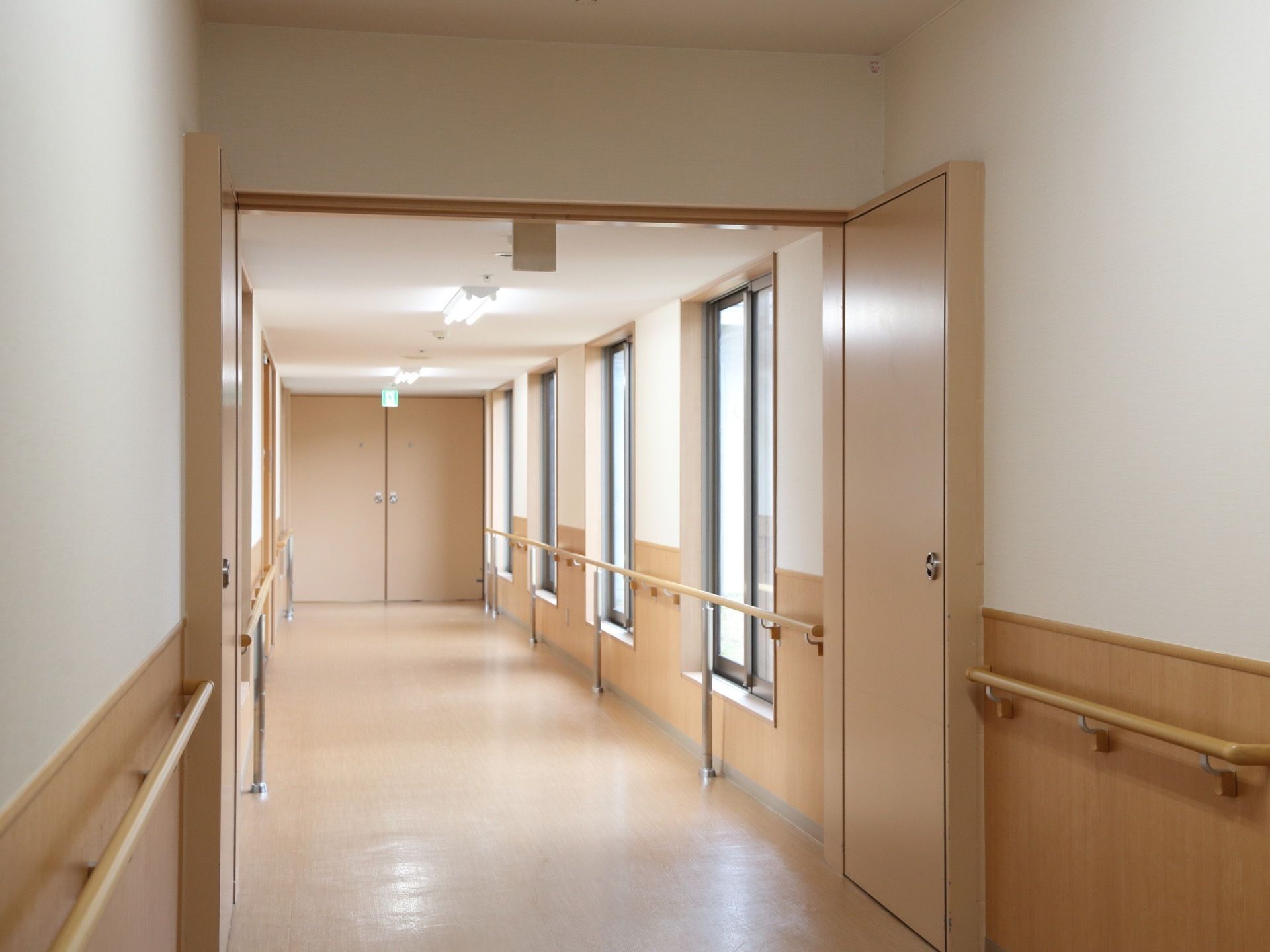 廊下には大きな窓と、天井には等間隔で照明が設置されているので、明るい。両方の壁には、手すりが取り付けられている。