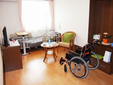 ワンルームタイプの居室。ベッドのような大型家具を置いても、なおスペースに余裕があるので、好みのインテリアグッズを導入できる。