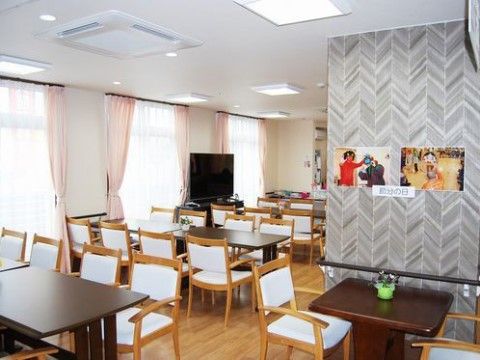 リビングには、イベントで撮影した写真を大きくプリントしたものを貼っている。入居者様同士で情報交換ができる場となっている。