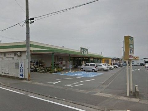 ホームの近くには、食料品や日用品の買い物便利なスーパーがある。広い駐車場には車椅子専用のスペースもある。