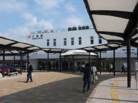 ホームから車で15分ほどの場所に主要駅がある。大きな駅は、遠方へのアクセスも良く、来訪者様にとっても便利である。