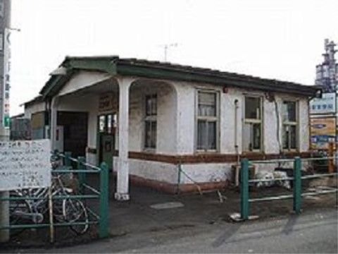 ご友人やご家族との温泉旅行には、徒歩圏内にある駅から出かけることが可能である。日帰りで行楽地に訪れる計画も立てられる。