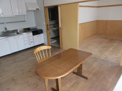 椅子とテーブルが設置されている居室