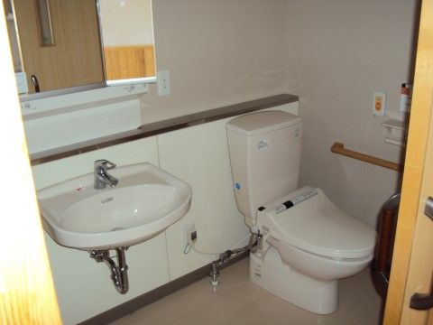 「多世代共生住宅 わいわい長屋」のトイレ。洗面台付きの使いやすいトイレになっている。