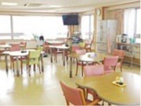 「介護付有料老人ホーム スカンセン泉佐野」の食堂。清潔感ある食堂は、入居者様のお喋りの場にもなっている。