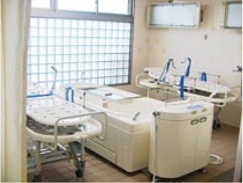 「介護付有料老人ホーム スカンセン泉佐野」の特殊機械入浴。入居者様のお体に合わせた入浴ケアをする。