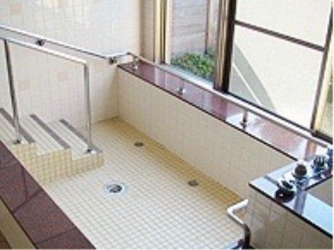 「介護付有料老人ホーム スカンセン泉佐野」の浴室。手すりを多く設置し、転倒防止に貢献し、移動もしやすくしている。