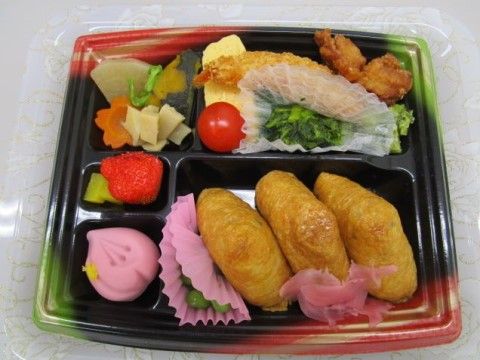 「介護付有料老人ホーム スカンセン泉佐野」のお花見のお食事。お花見の時期には、特別なお弁当をお出しする。