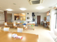 介護施設の居間と食堂の風景