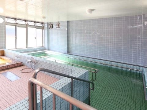 回遊式の温泉プールを完備したデイサービス内にある天然温泉の大浴場