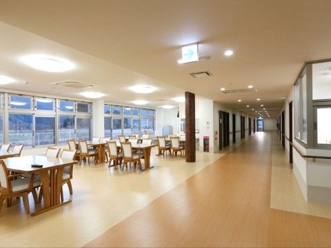 「シニアガーデン瑞泉」の１階リビング。リビングから田園が見え、田舎の眺めが見れる。