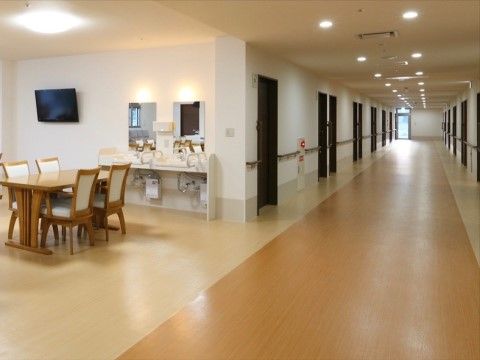 「シニアガーデン瑞泉」の２階食堂・廊下。廊下幅を広くし、入居者様の移動をしやすくなっている。