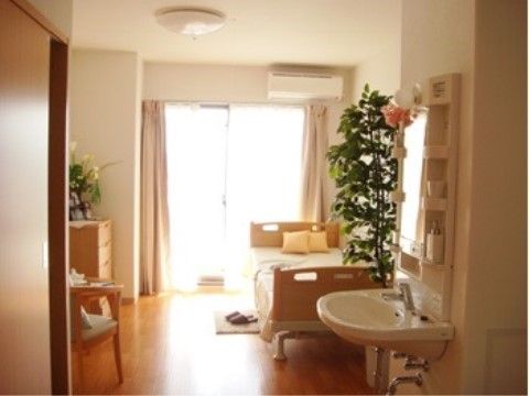 入り口付近から居室を見渡したベッドや洗面台が見える居室スペース