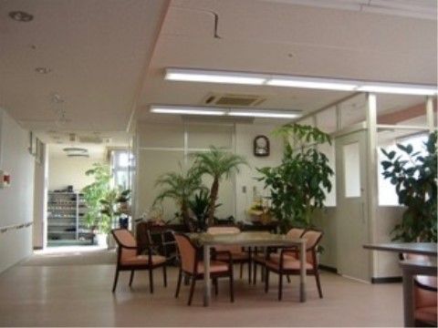 「介護付き有料老人ホーム リフレ油壺」のロビー。観葉植物を置いた、心地良いロビーになっている。