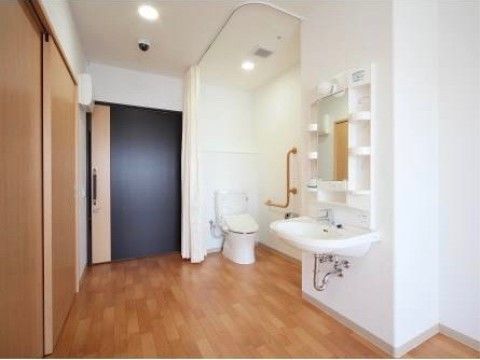 「介護付き有料老人ホーム リフレ油壺」の居室。居室には、洗面台、トイレがあり居室に出ないでの移動が省ける。