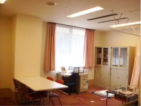 「介護付き有料老人ホーム リフレ油壺」の健康管理室。定期的な往診で健康状態をチェックしてくれる。