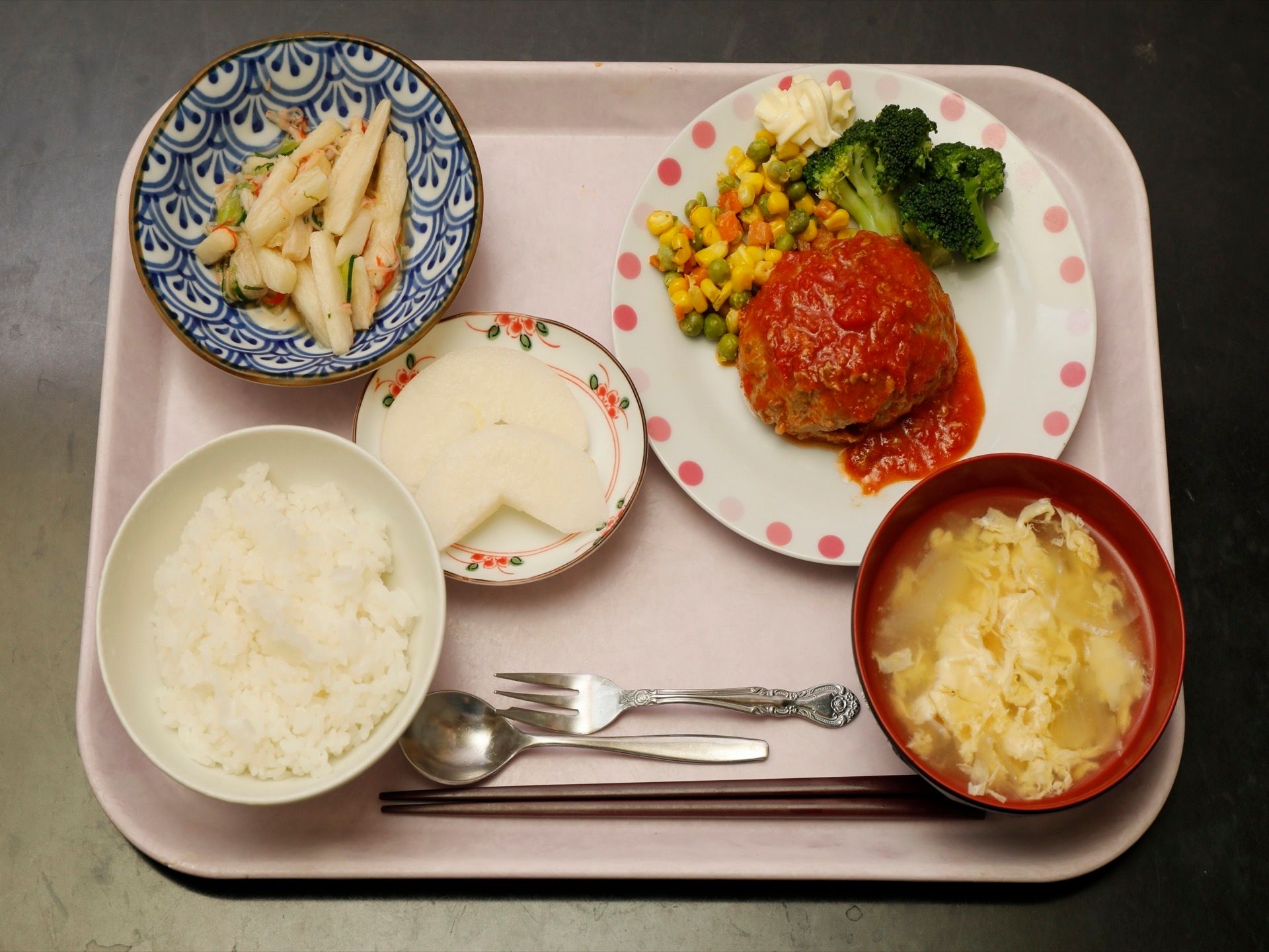 この日のメニューは、ハンバーグがメインである。ご飯と汁物に小鉢のおかずが一品、それにデザートを添えている。