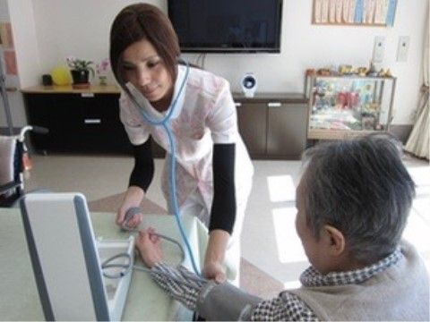 常駐の看護師よりバイタルチェックを受ける利用者様の写真