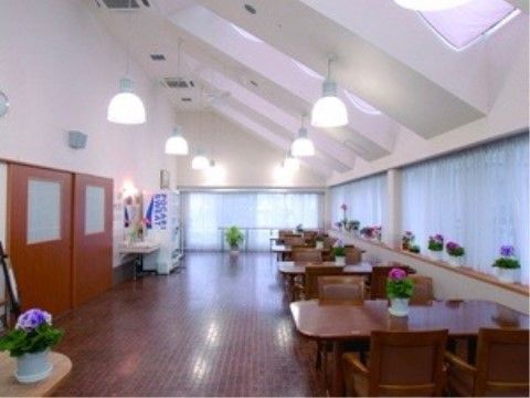「介護付有料老人ホーム ウェル静岡」のダイニング。天井が高く、広々した空間になっている。