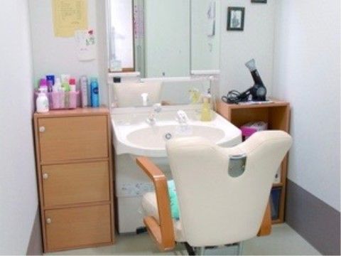「介護付有料老人ホーム ウェル静岡」の理美容室。髪型のイメージチェンジもでき、気分は上々に。