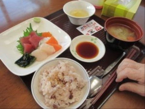 「介護付有料老人ホーム ウェル静岡」のお食事２。お刺身料理も出る。