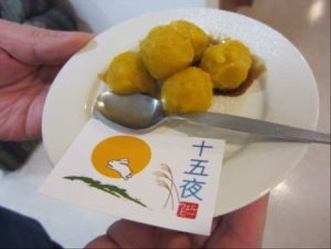 「介護付有料老人ホーム ウェル静岡」の月見団子。団子は小さく食べやすいサイズになっている。