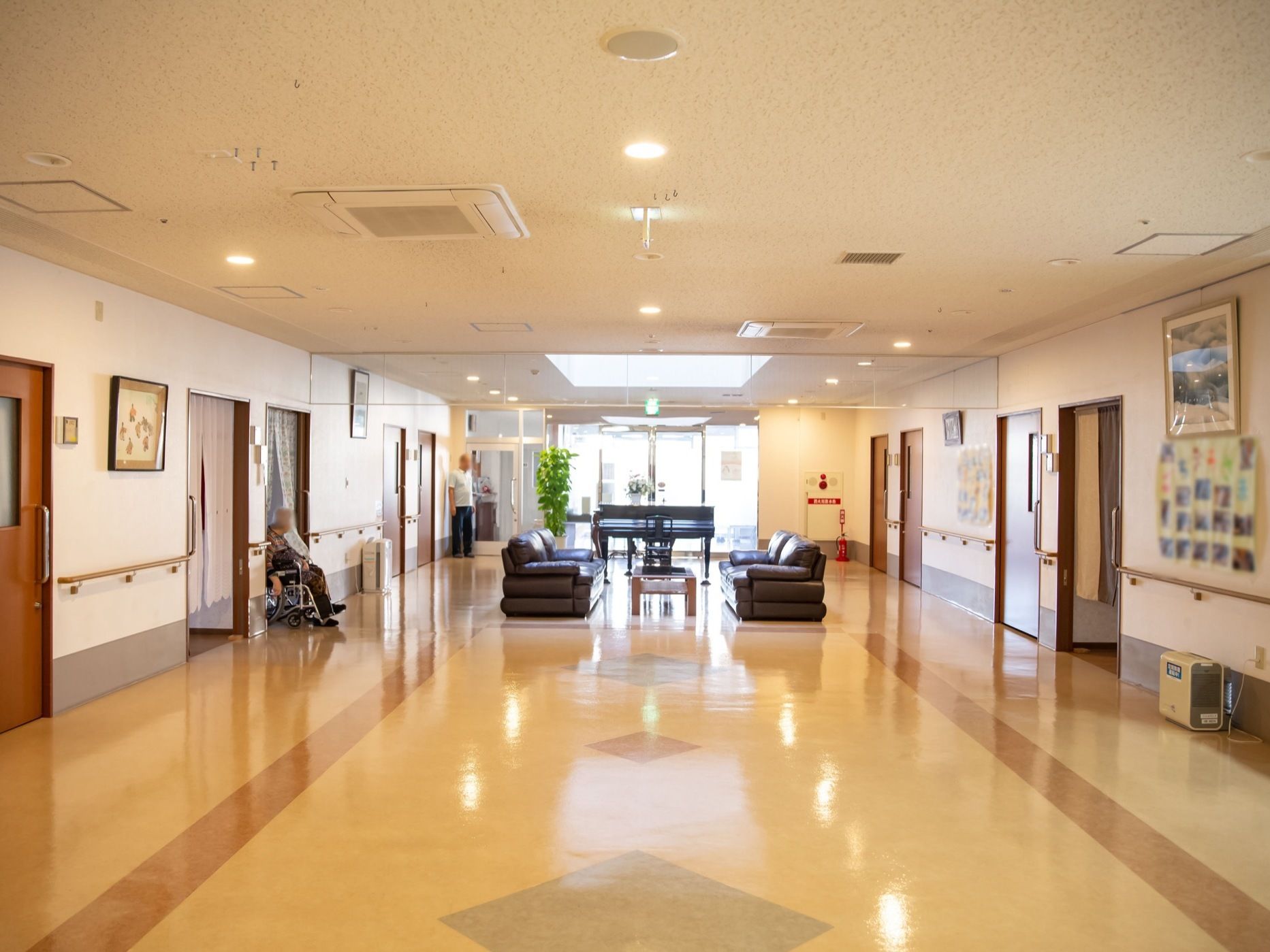 玄関入ってすぐの所に、ピアノやソファが置かれている。その上は吹き抜けになっていて、天窓からの光で明るくなっている。