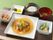 ご飯と味噌汁に、白い器に盛り付けられた３品のおかず、それに漬物が添えられた食事である。栄養バランスと彩り、品数をトータル的に配慮されている。