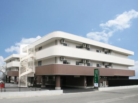 建物横にループ階段がついている3階建ての施設の外観