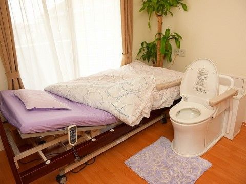 自立での長い距離の移動が困難な方のために、ベッドの傍に水洗トイレを備えるなど、居室は、お一人一人が過ごしやすい環境を整えている。