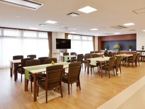 ダイニングルームは、広々としたスペースと横側の大きなガラス戸から日の光が降り注ぎ、明るさも確保した空間である。
