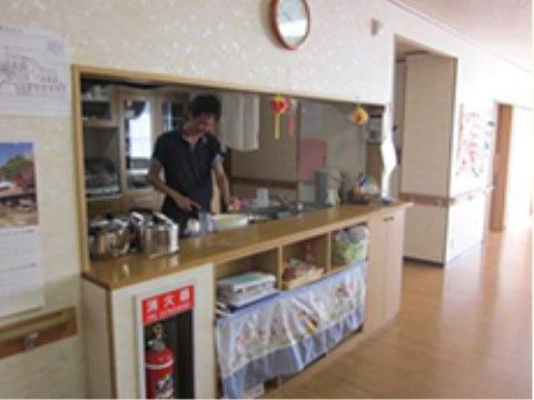 カウンター式のキッチンが設置された共有スペース