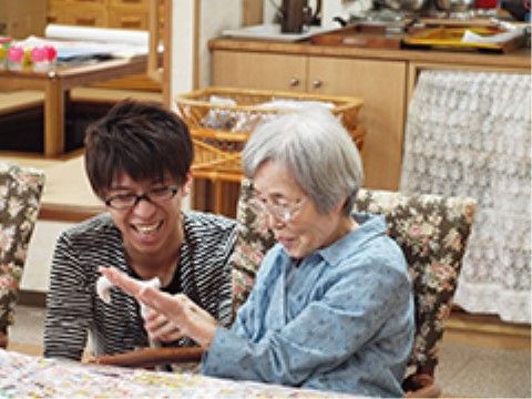 高齢者と介助スタッフ