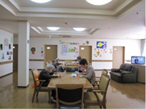 テーブルセットが設置されたリビング