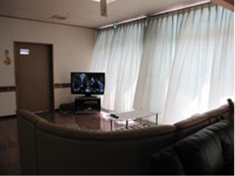 テレビやソファーが設置された共有スペース