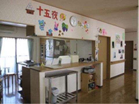 カウンター式のキッチンが設置された共有スペース