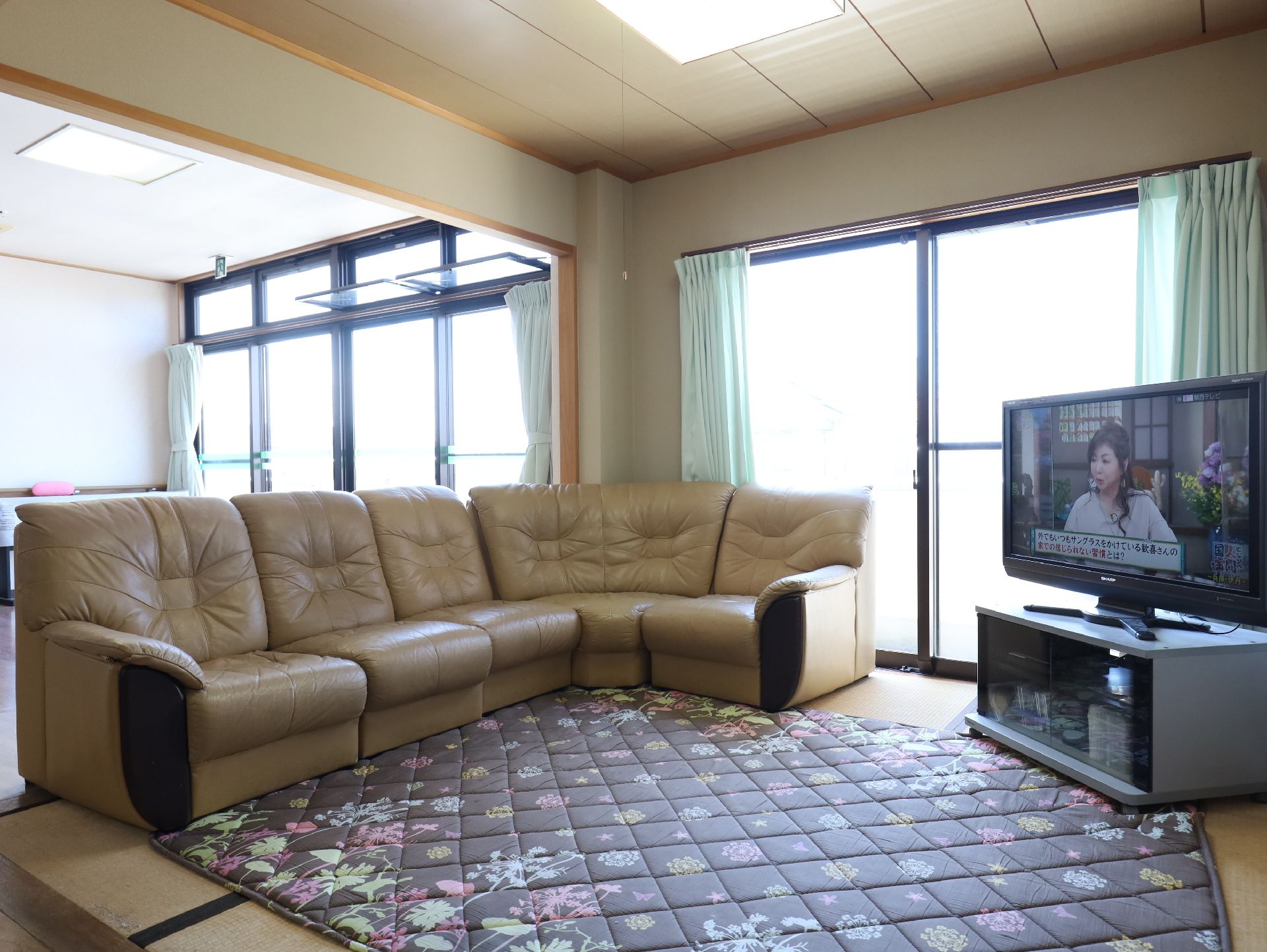 ソファとテレビを設置した共有スペース