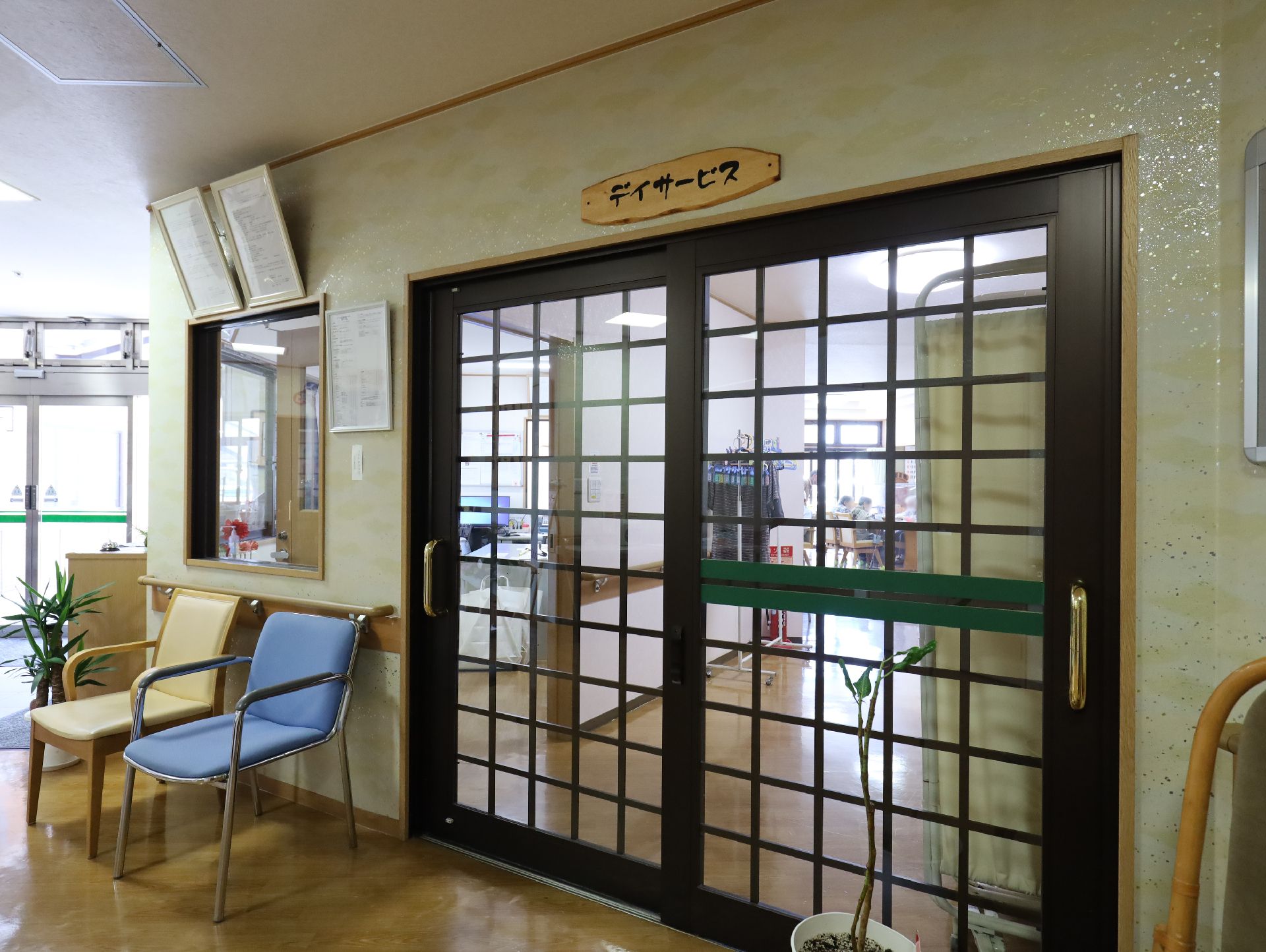 椅子を設置した玄関ホール