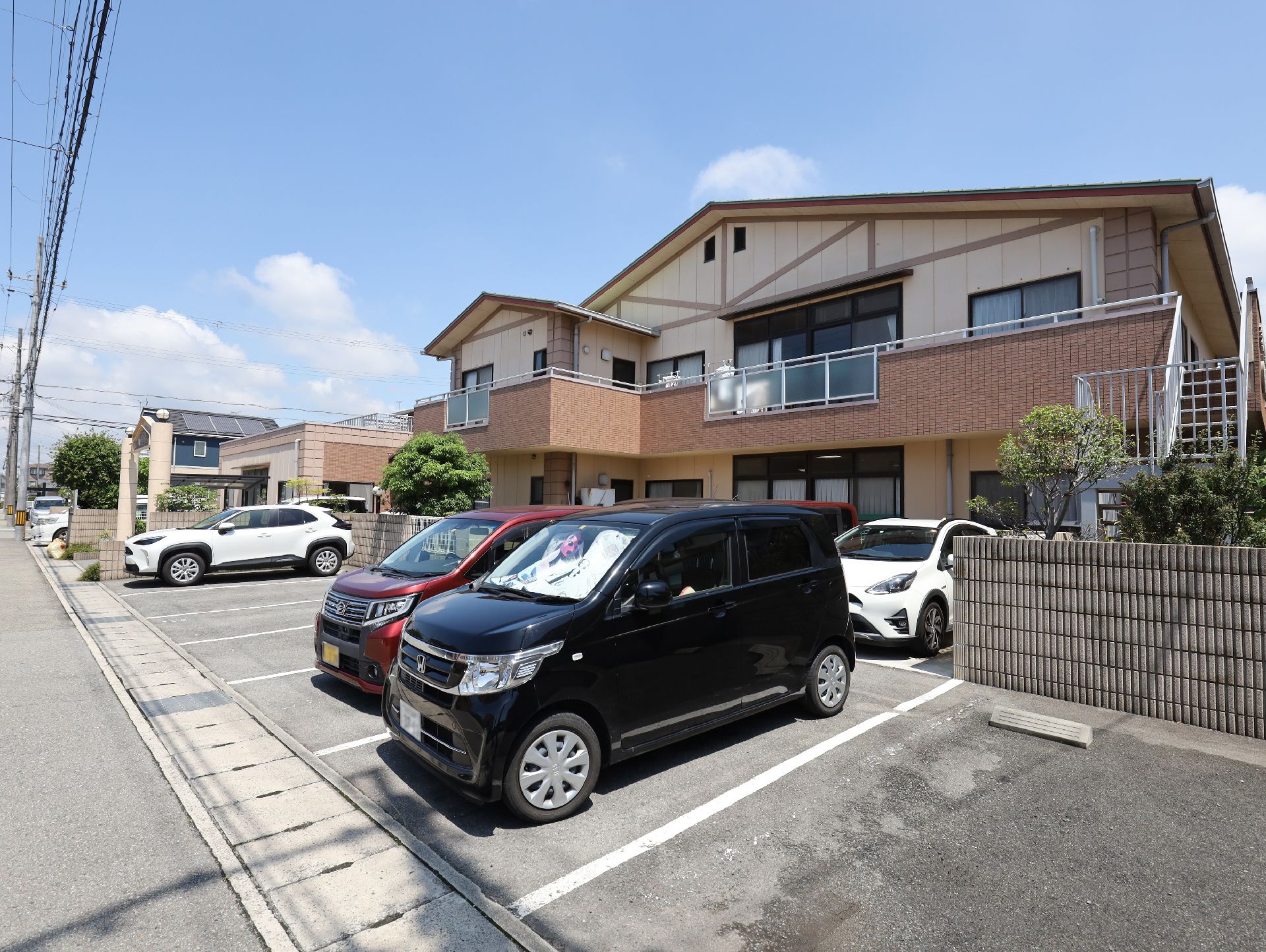 駐車スペースを設けた施設外観
