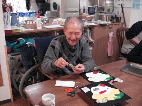 貼り絵のレクリエーションを楽しむ高齢者
