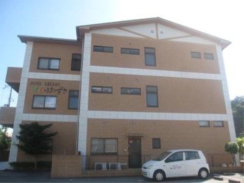 3階建てのグループホームの外観