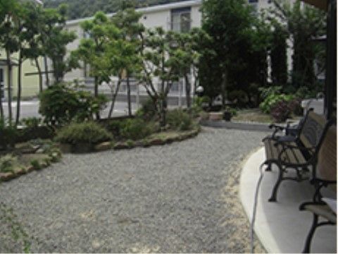 ベンチが設置された屋外スペース