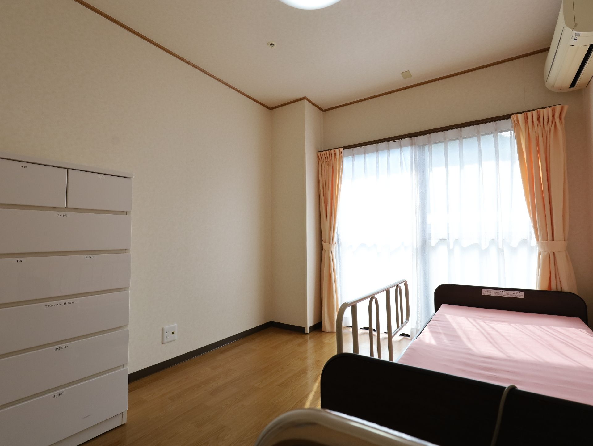 手すり付きベッドのある居室