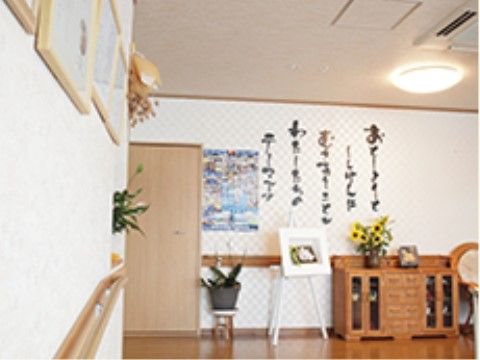 花が飾られたエントランス