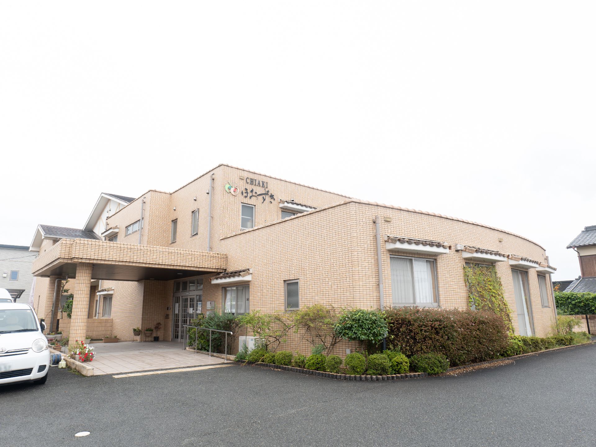 駐車場も近くに設置してある介護施設の外観