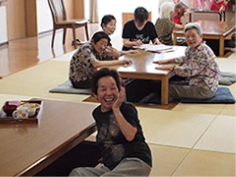 ローテーブルと座布団を設置した共有スペース