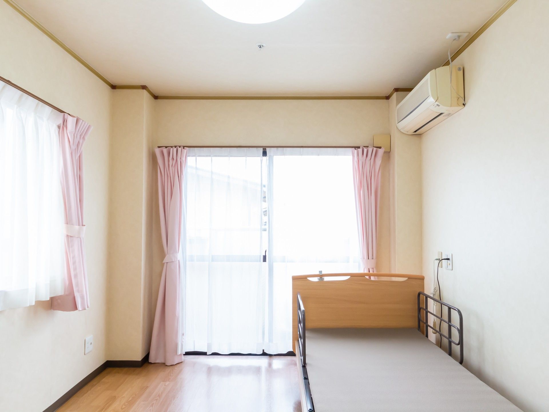 明るい個室の一角