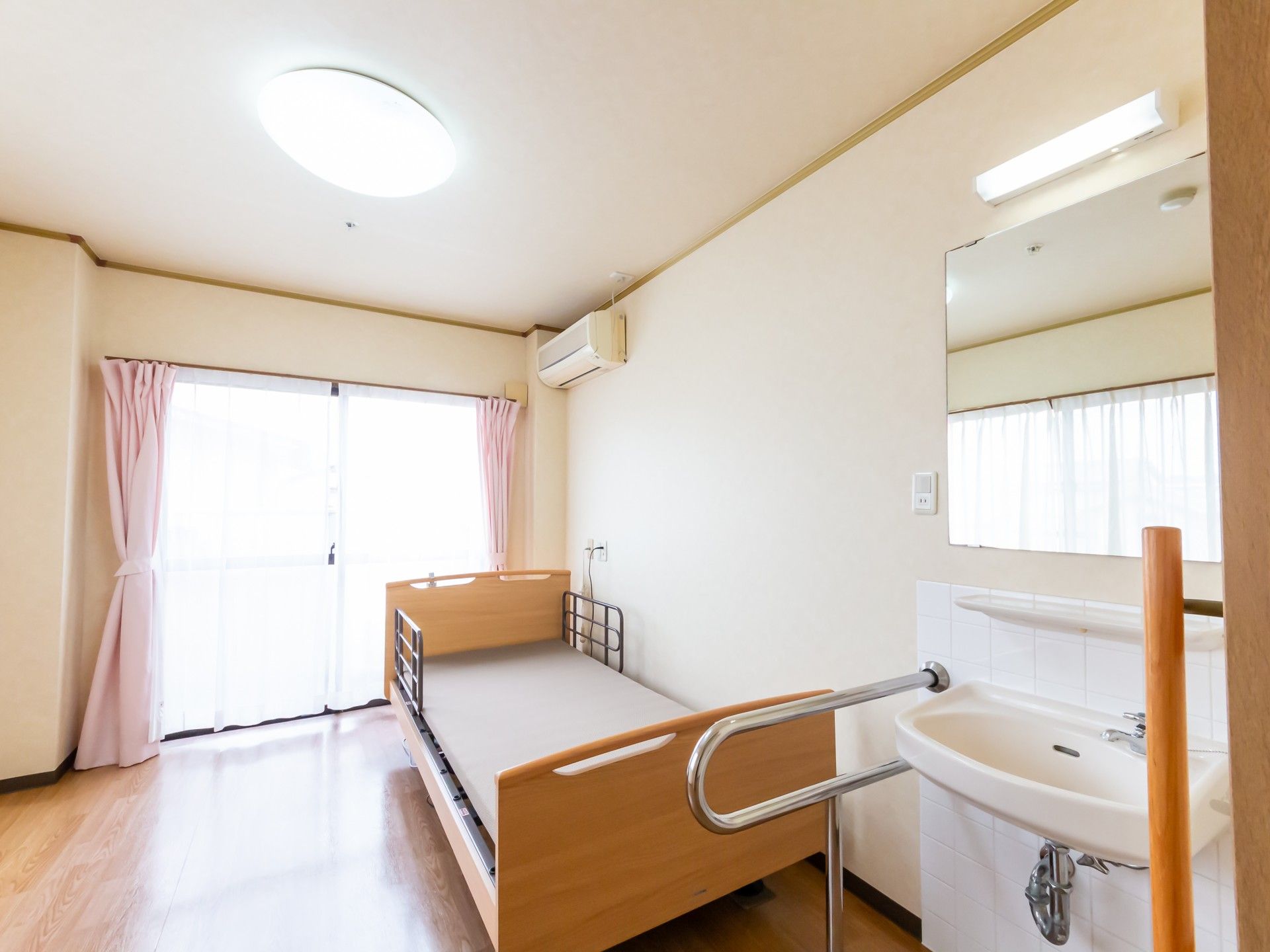 明るい個室の一角