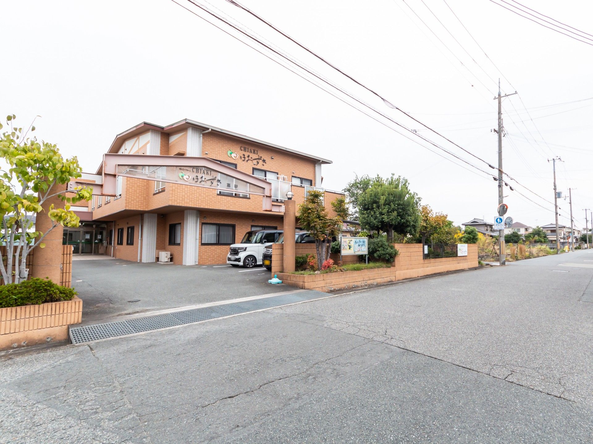 ゆったりとした外観の建物