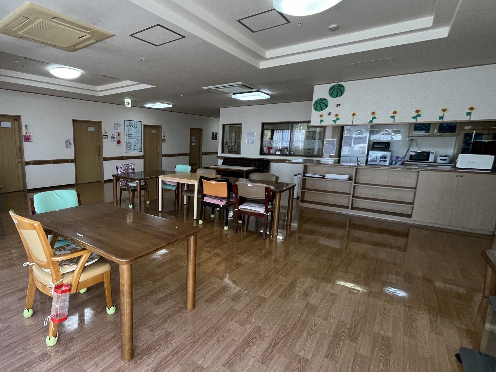 こたつで団らんを楽しむ高齢者